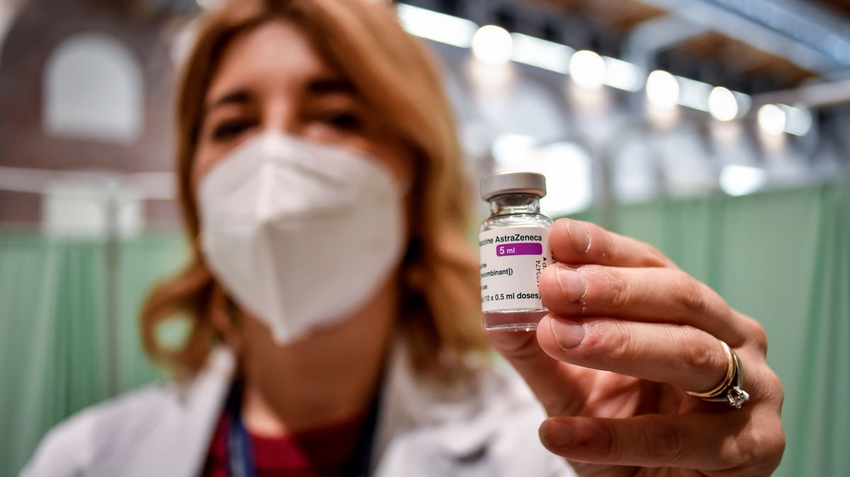 Italská vláda doporučila vakcínu AstraZeneca i pro starší 65 let